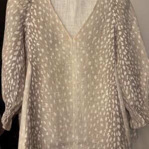 Beautiful Tuckernuck Antelope V Neck top EUC Size Small